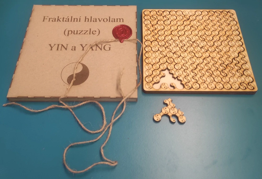 Fraktální puzzle Yin a Yang